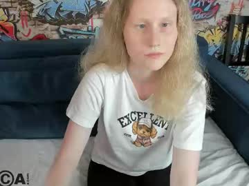sansa kisss